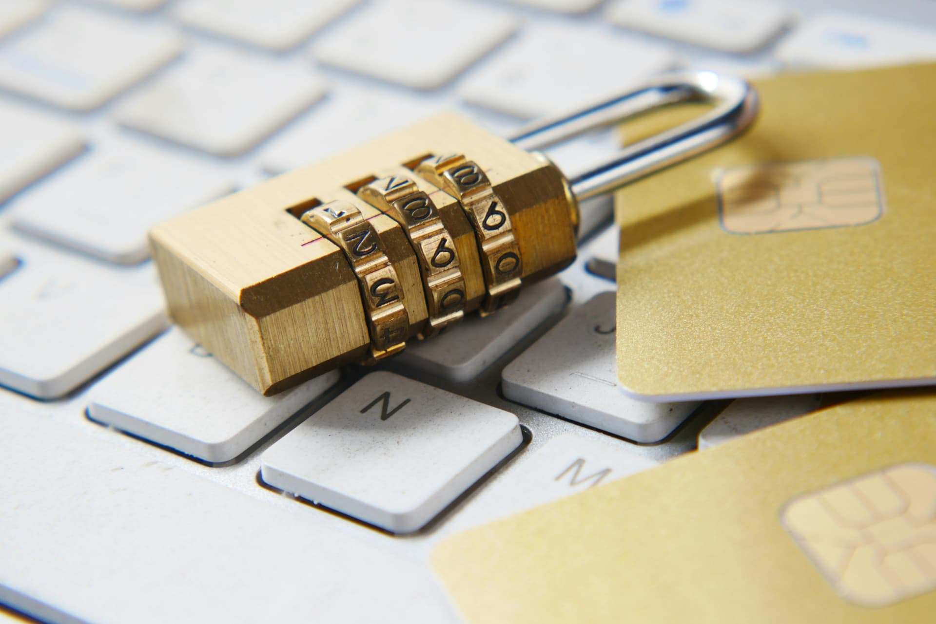 Un cadenas et des cartes de crédit sur un clavier d'ordinateur