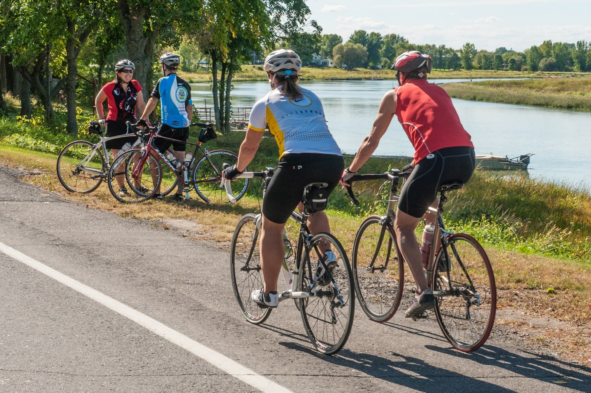 Groupe de cyclistes de route sur le bord de l'eau à Saint-Anne-de-Sorel