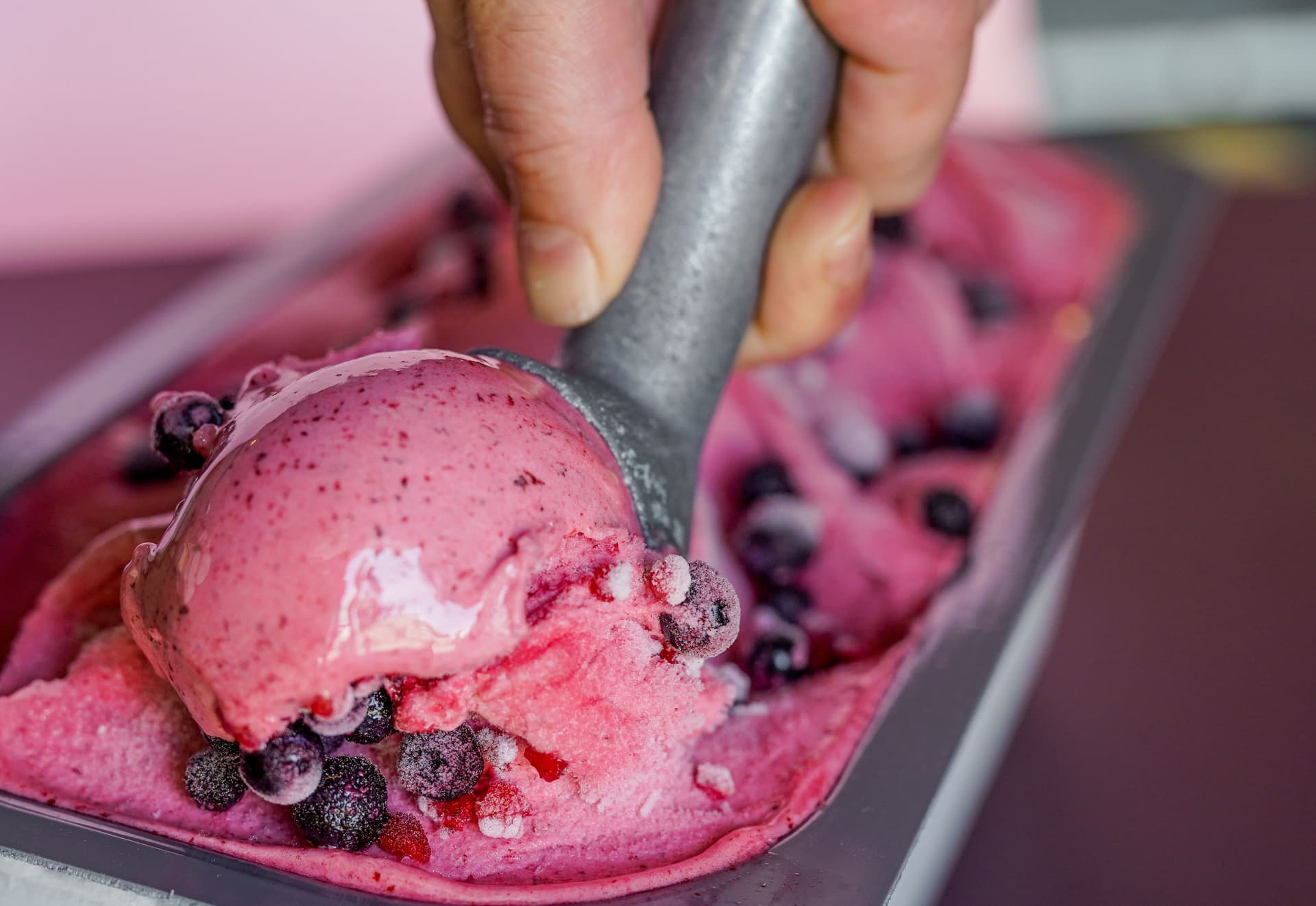 Vue de près sur de la crème glacée rose avec des bleuets glacés