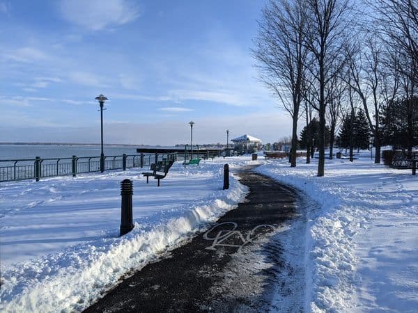 Parc regard sur le fleuve en hiver